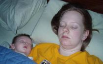 Как быстро научить ребенка засыпать самостоятельно — советы родителям