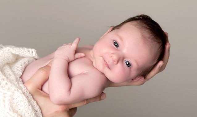 Развитие ребенка в 1 месяц жизни: навыки, рефлексы, игры и питание