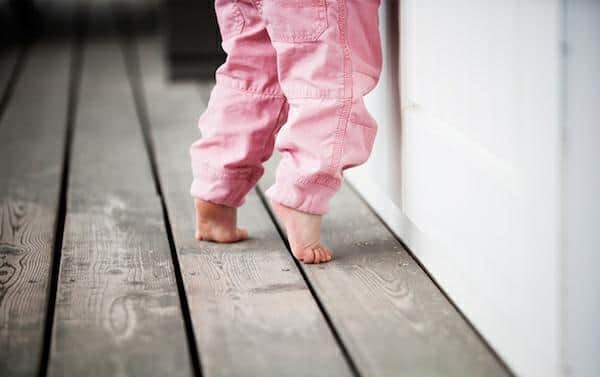 В каком возрасте ребенок начинает ходить самостоятельно