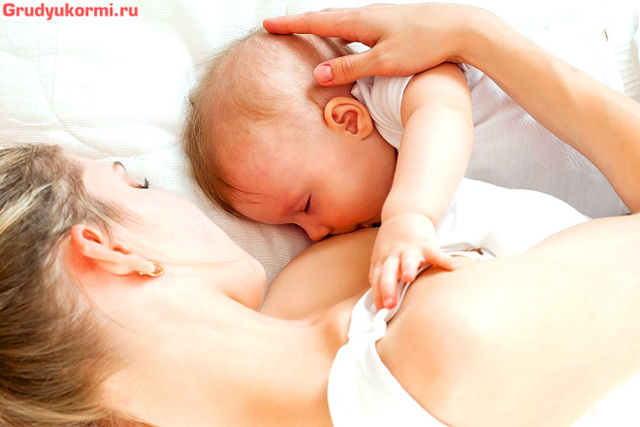 Почему болят грудь, соски при кормлении новорожденного