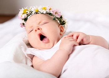 Грудничок не спит весь день: советы как уложить спать малыша