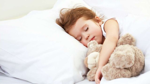 Должен ли спать ребенок днем