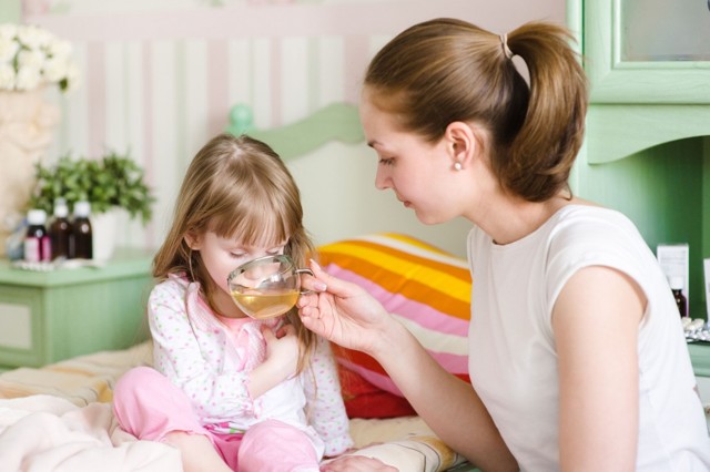 Как не заразить ребенка, если мама болеет ОРВИ, гриппом, ангиной