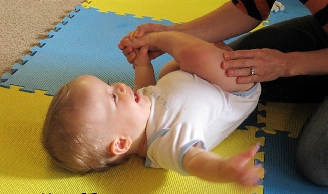 Переворот малыша на живот, бок и спину: сроки, помощь родителей