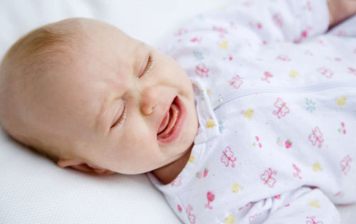 Малыш плачет во сне: причины, советы родителям