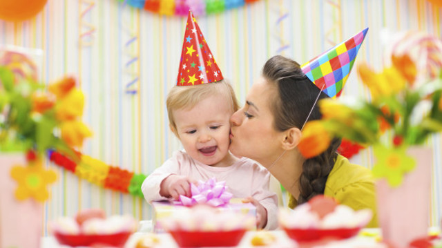 Как отметить день рождения ребенка в 1 годик: сценарий, подарки, меню