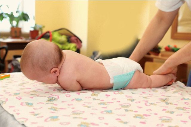 Как научить ребенка переворачиваться со спины на живот и обратно