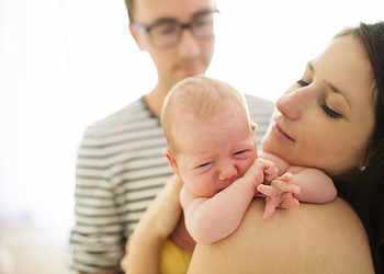 как правильно держать новорожденного ребенка столбиком, фото и видео