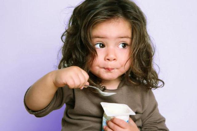Как научить ребенка жевать и глотать твердую пищу