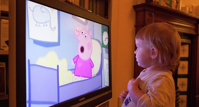 Можно ли новорожденным смотреть телевизор - вредно или нет?