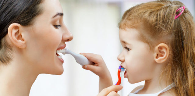 Как научить ребенка правильно чистить зубы