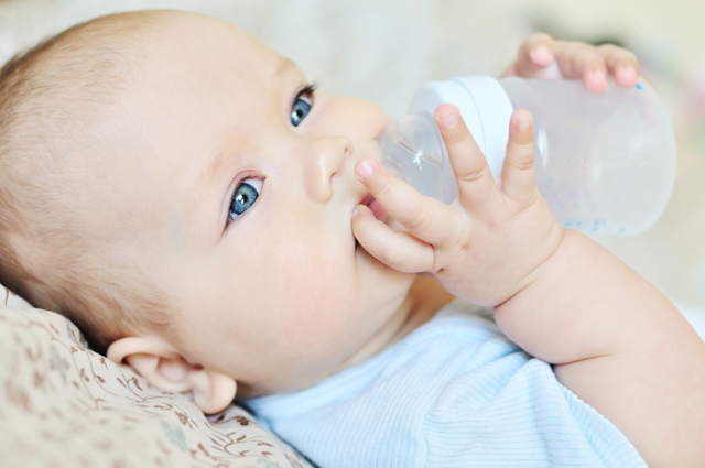 Сколько воды нужно давать грудничку в день, нужно ли вообще допаивать ребенка?