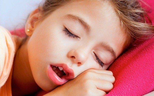 Почему ребенок храпит во сне,соплей нет, каковы причины