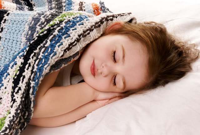 Как быстро научить ребенка засыпать самостоятельно - советы родителям