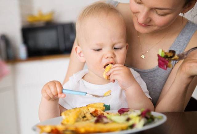 Как научить ребенка жевать твердую пищу