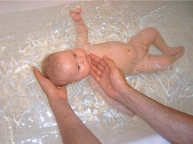 Гигиена новорожденного мальчика - правильные советы от Комаровского