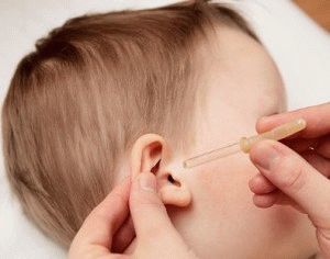 Как правильно и безопасно закапывать капли в ухо ребенку