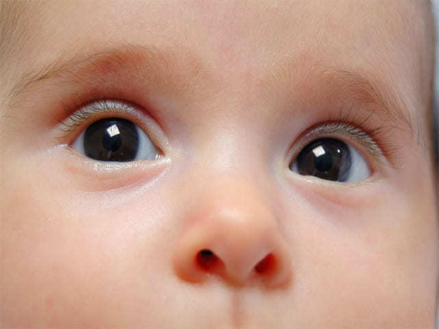Почему и когда меняется цвет глаз у новорожденных детей