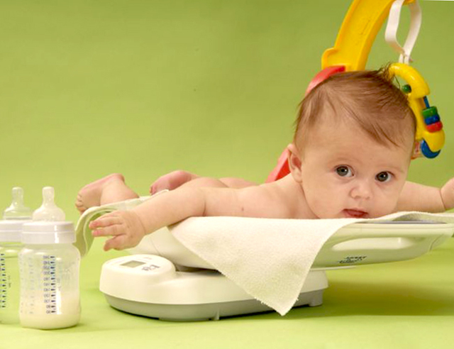Сколько смеси должен съедать новорожденный