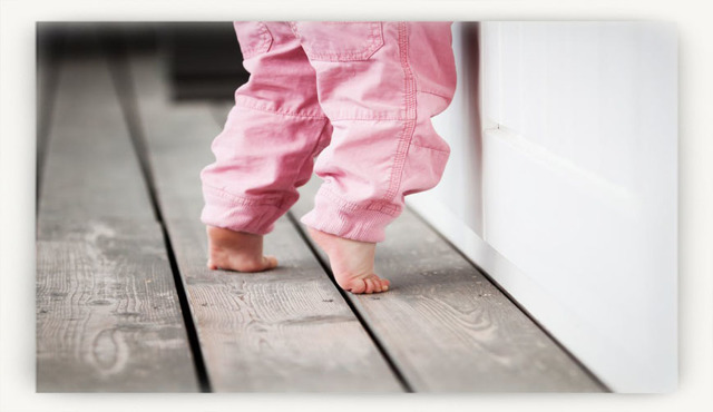 Ребёнок ходит на носочках: причины, что делать