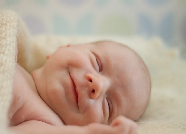 Когда новорожденный начинает осознанно улыбаться