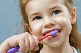 Плохой  запах изо рта у ребенка, почему возникает кислый и неприятный запах у детей