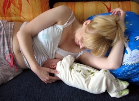 Как правильно прикладывать ребенка для кормления, кормление лежа на боку