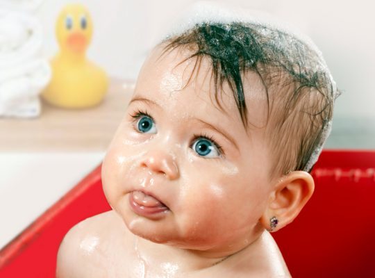 У ребенка шелушится кожа на голове: Причины