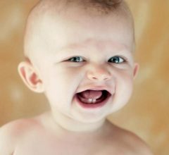 У ребенка режутся зубы: что делать: чем обезболить: чем помочь
