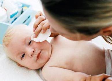 Чем промыть и как протирать глаза новорожденному