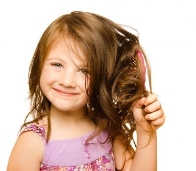 У ребенка выпадают волосы: что делать