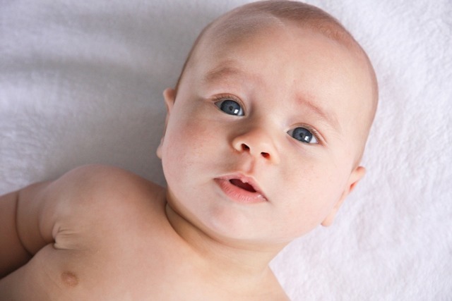 У новорожденного ребенка кривошея: симптомы, лечение
