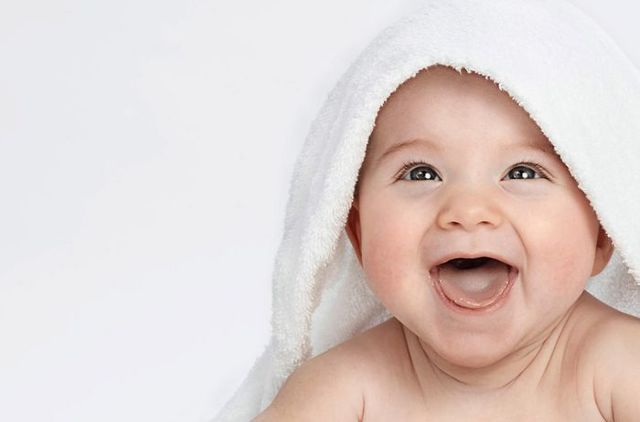 Когда ребенок начинает улыбаться осознанно, смеяться в голос