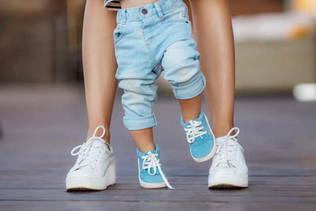 Ребёнок ходит на носочках: причины, что делать