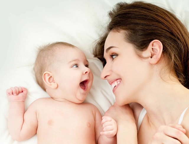 Когда новорожденный начинает осознанно улыбаться
