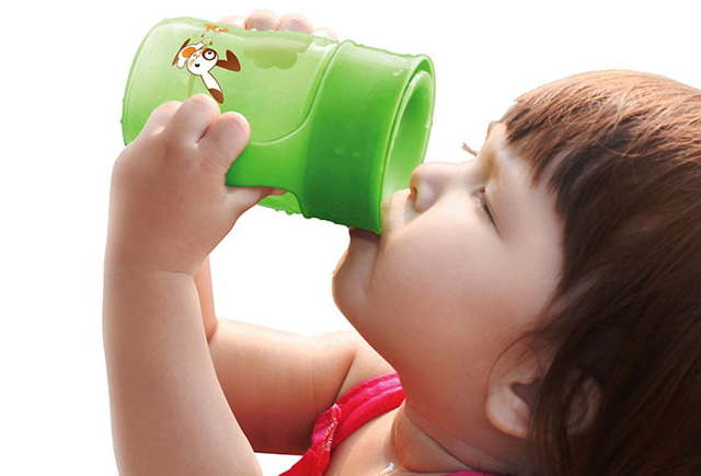 Как научить ребенка пить из чашки - простые советы