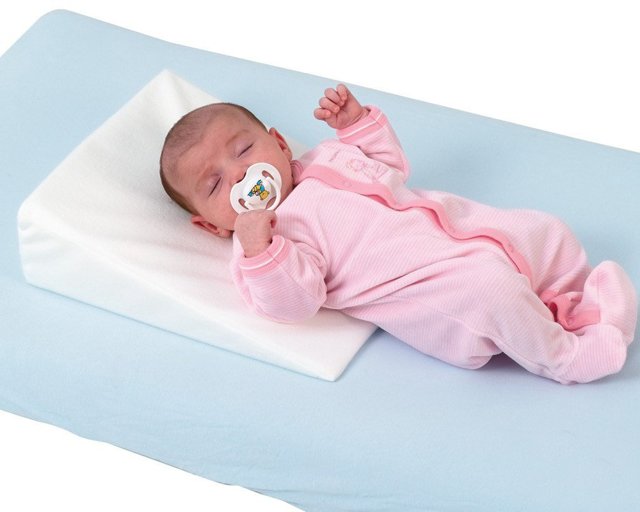 Нужна ли подушка новорожденному в кроватку: какая лучше
