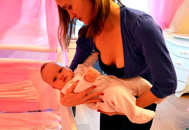 как правильно держать новорожденного ребенка столбиком, фото и видео