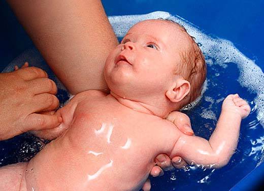 Как купать новорожденного ребенка - советы родителям и видео