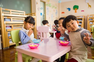 Чем кормить ребенка: правильное питание для детей