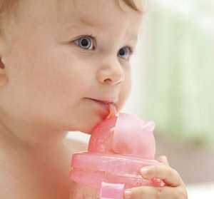 Ребенок много пьет воды: причины, что делать родителям