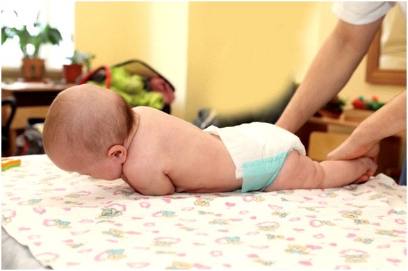 Во сколько месяцев ребенок начинает переворачиваться на живот, на спину