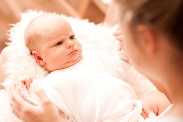 Почему новорожденный кряхтит во сне и тужится