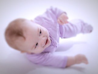 Переворот малыша на живот, бок и спину: сроки, помощь родителей