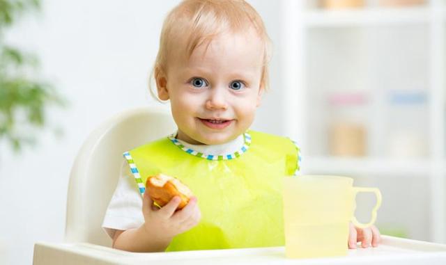 Как научить ребенка жевать твердую пищу
