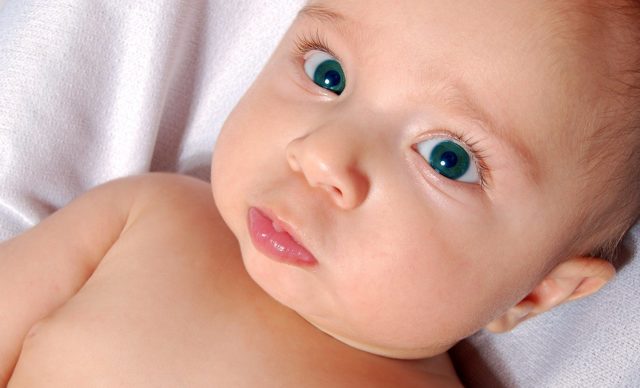 Почему и когда меняется цвет глаз у новорожденных детей