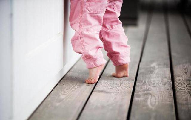 Почему ребенок ходит на носочках: каковы причины и что делать