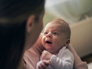 Как научить малыша держать голову - советы и видео для родителей