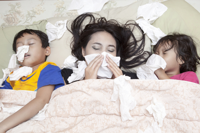 Как не заразить ребенка, если мама болеет ОРВИ, гриппом, ангиной