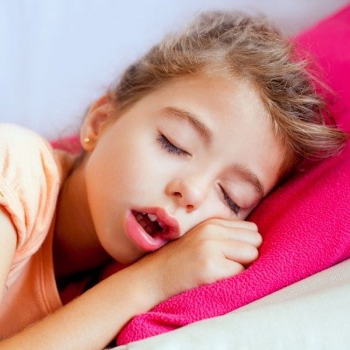 Ребенок по ночам скрипит зубами - что делать и каковы причины